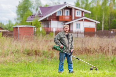 Çim biçme makinesi adam