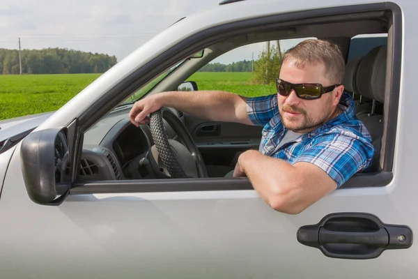 Man zittend in een auto — Stockfoto