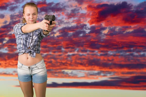 Teen girl aiming from the gun — Stock Photo, Image