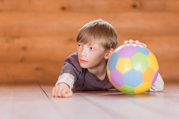 Rapaz com uma bola — Fotografia de Stock