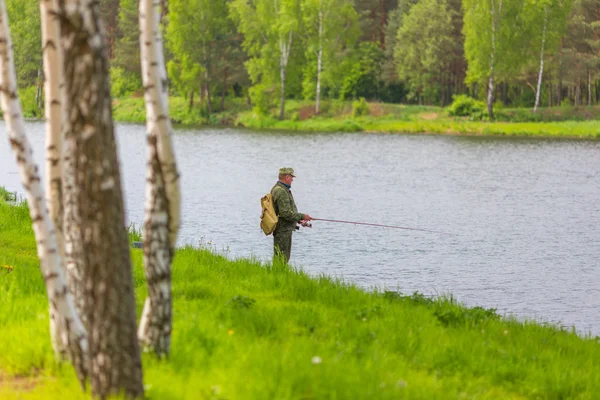 Hombre pescando en el río —  Fotos de Stock