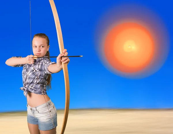 Menina adolescente praticando tiro com arco — Fotografia de Stock