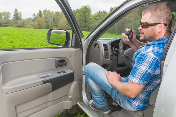 Man zittend in een auto — Stockfoto