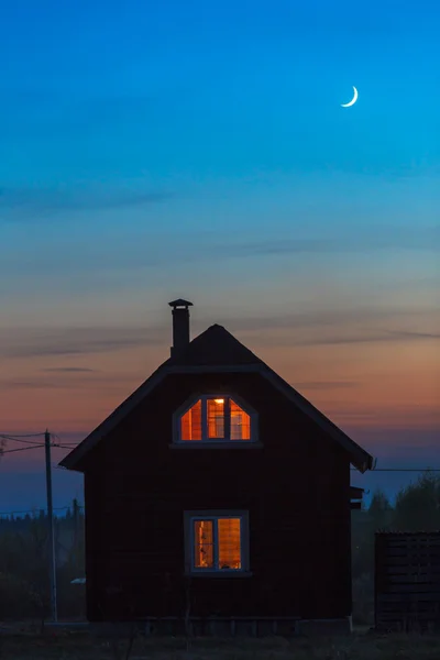 Maison en bois extérieur avec lumières — Photo