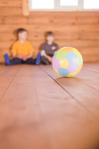 Dois amigos com uma bola — Fotografia de Stock