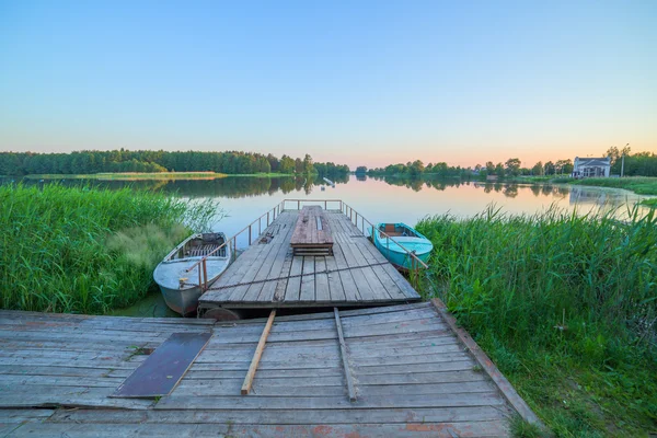 Orilla del río con dos barcos — Foto de Stock