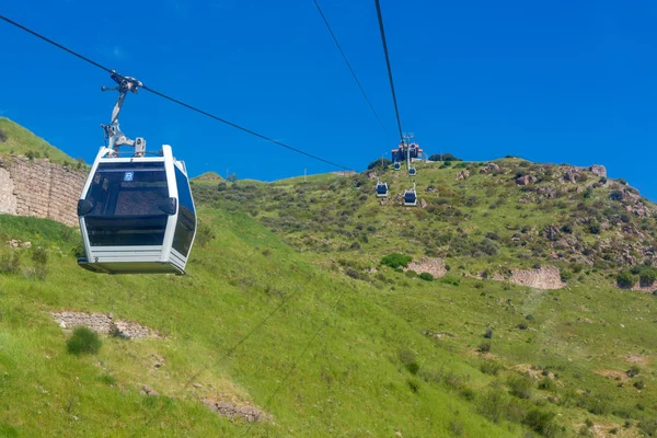 Funicolare sulla verde valle — Foto Stock