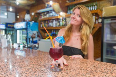 bir kokteyl ile genç ve güzel kadın