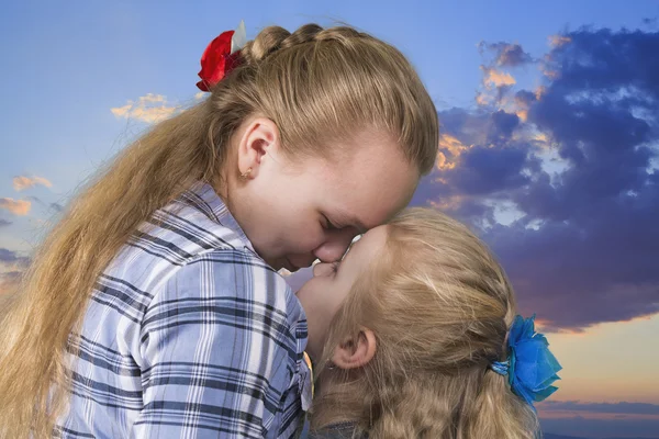 Twee zussen omhelzen en kussen — Stockfoto