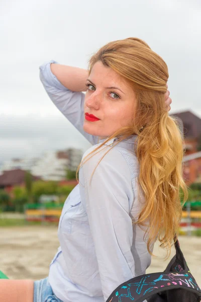 아름 다운 젊은 여자 도시 스타일 — 스톡 사진