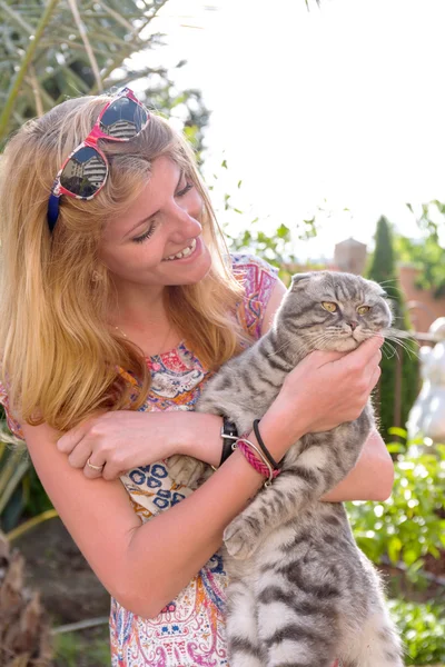 Красивая молодая женщина с котом — стоковое фото