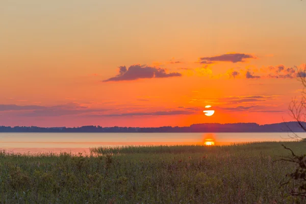 湖の上の夕日 — ストック写真