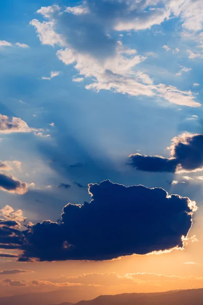 Cielo con nubes al atardecer —  Fotos de Stock