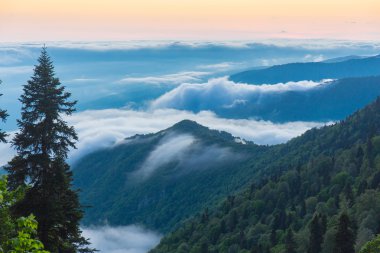 Bulutların üzerindeki dağlar