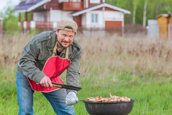 Человек готовит барбекю — стоковое фото