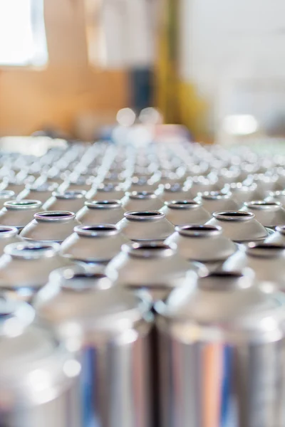 Satırlardaki teneke boş tüpler