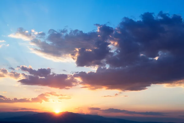 Lucht met wolken bij zonsondergang — Stockfoto