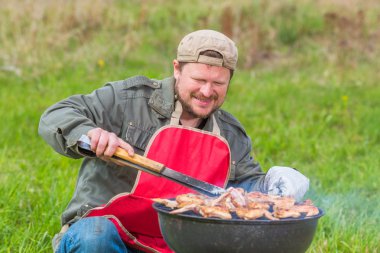 Et'ın bahçesinde Barbekü hazırlanıyor Şef adam kavrulmuş