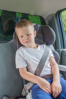 Bir araba Emanet sandalyede oturan çocuk emniyet kemerine bağla