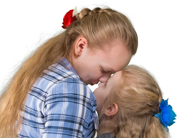 Twee zussen omhelzen en kussen — Stockfoto