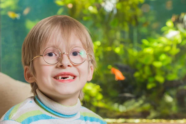 Niño en gafas wiyh acuario sobre fondo —  Fotos de Stock