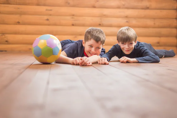 Dois rapazes com uma bola no chão — Fotografia de Stock