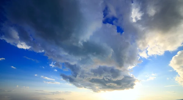 Nubes sobre el mar puesta del sol cielo paisaje cúmulo nube —  Fotos de Stock