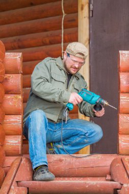 matkapla çalışan işçi