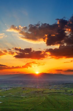 Gün batımında bulutlu gökyüzü