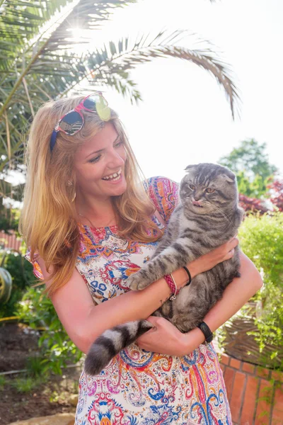 Красивая молодая женщина с котом — стоковое фото