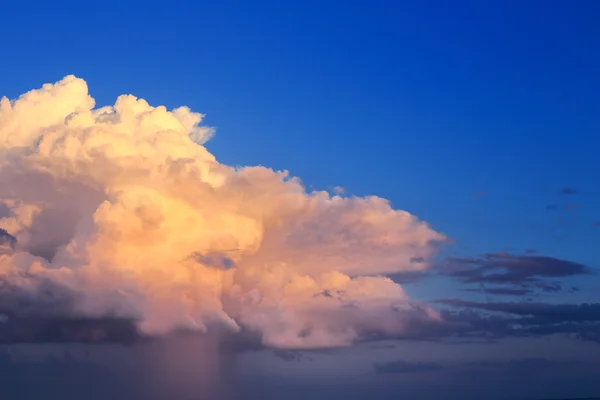 Nuvens sobre o mar paisagem marinha pôr do sol atmosfera de praia — Fotografia de Stock