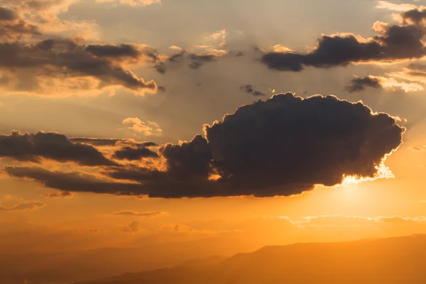 Cielo con nubes al atardecer —  Fotos de Stock