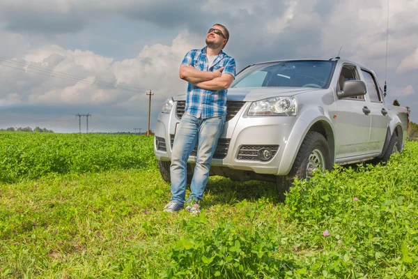 Man standing in front of car — Stock Photo, Image