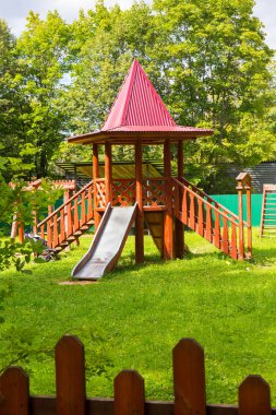 Bahçesi açık havada kule yeşil çimen çocuk çocuklar