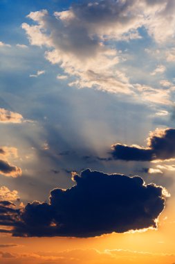 Dramatik gökyüzü günbatımı yaz akşam ray bulutlara ile