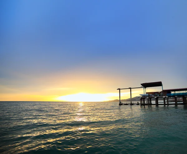 Svarta havet och stranden tidvattnet våg vatten pier Sochi Ryssland — Stockfoto