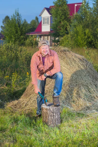 Деревенский человек возле стога сена — стоковое фото