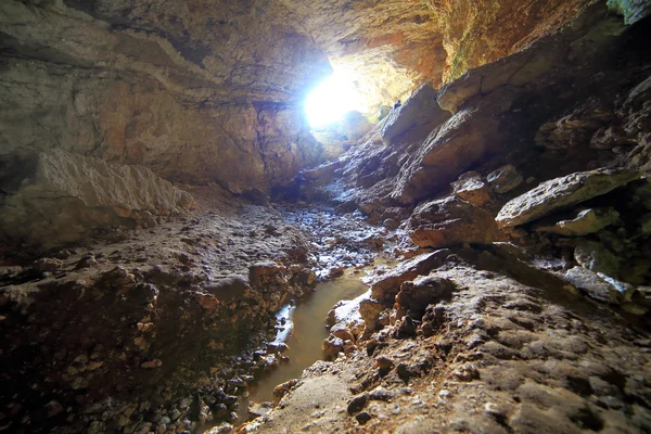 洞窟の出口の地下のインテリアの光パスのトンネル — ストック写真