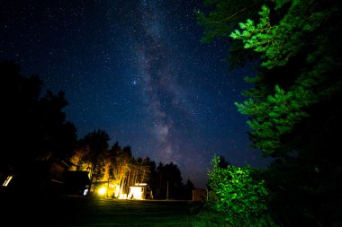 Gece yıldızlı gökyüzü sahne