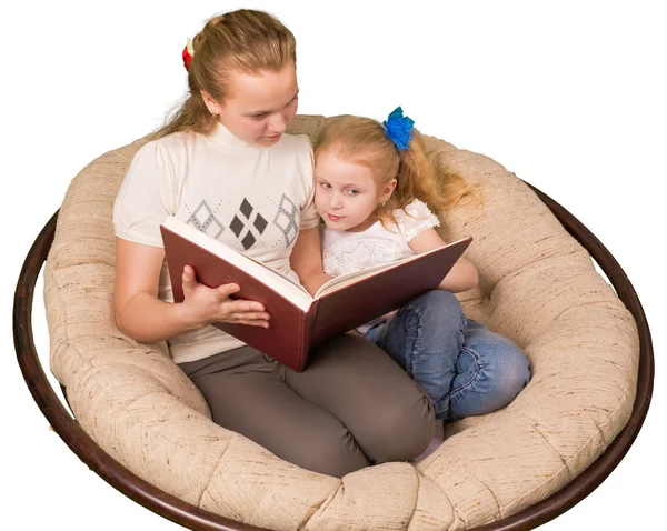 Twee meisjes lezen boek geïsoleerd op witte achtergrond — Stockfoto