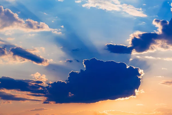 Cielo con nubes al atardecer —  Fotos de Stock