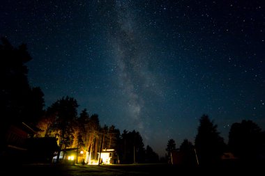 Gece yıldızlı gökyüzü sahne
