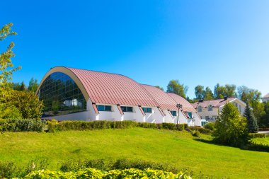 Küresel çatılı bina