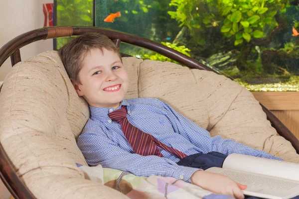 Menino de gravata sorrindo — Fotografia de Stock