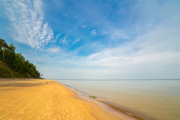 Mooie zandige kustlijn landschap zee strand hemel — Stockfoto