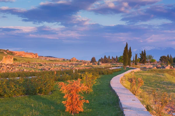 Ruinas de la ciudad antigua camino parque puesta del sol Pamukkale Turquía — Foto de Stock