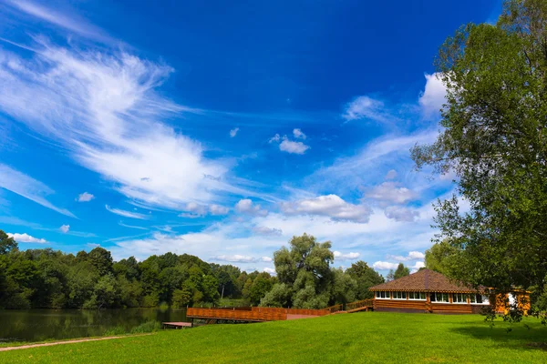 Veranda de madera en el parque — Foto de Stock