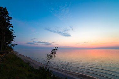 Gün batımında güzel Baltık Denizi kıyısında manzara