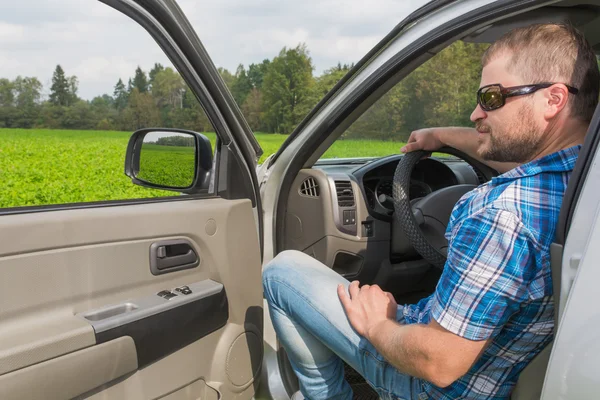 Man zittend in een auto — Stockfoto