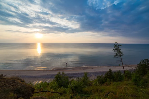Prachtige landschap van de kust van de Baltische zee bij zonsondergang — Stockfoto